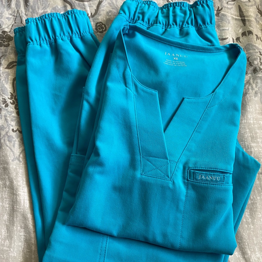 Jaanu Scrub Set